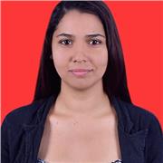 Profesora de ciencias sociales imparte clases a niños y jóvenes universitarios sobre temas sociales, históricos, geográficos y políticos